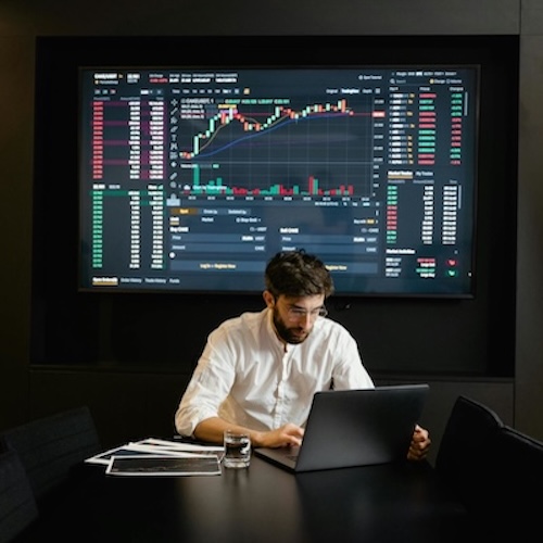 man on laptop doing SEO work